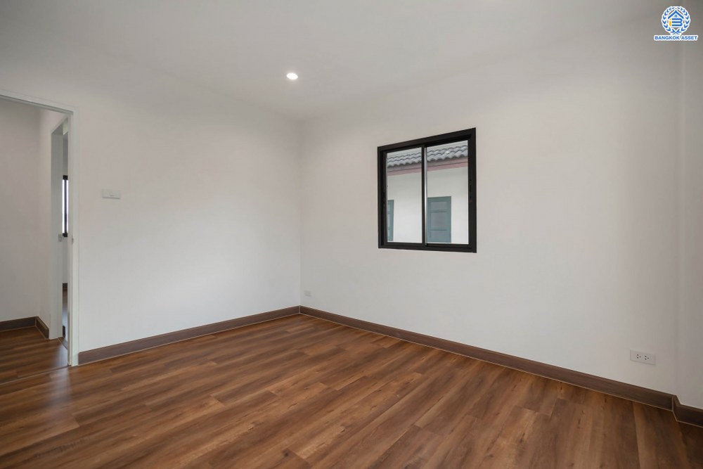 บ้านมือสองตกแต่งใหม่ โครงการ ดิเอมเมอรัลด์การ์เด้น ทวีวัฒนา เนื้อที่ 80 ตร.ว. ฟังก์ชัน 4 ห้องนอน 3 ห้องน้ำ จอดรถได้ 2 คัน บนทำเลศักยภาพเชื่อมต่อหลายเส้นทาง ทั้ง ถนนทวีวัฒนา, ถนนพุทธมณฑลสาย4, ถนนบรมราชชนนี ใกล้เซ็นทรัลปิ่นเกล้า และมหาวิทยาลัยมหิดล